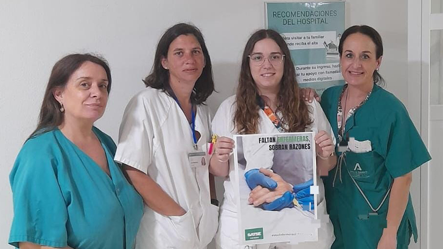 enfermeras de la unidad con cartel reivindicativo